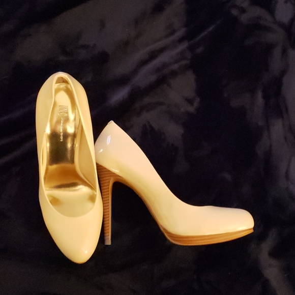 Cream high heel shoe - Picture 2 of 3